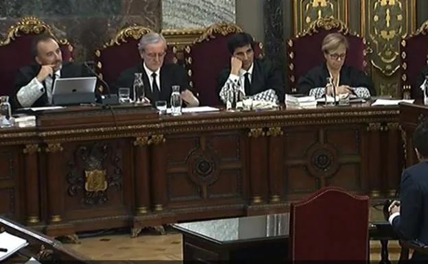 Marchena preside la mesa del tribuna en el juicio del procés.