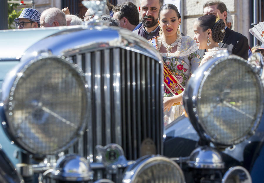 Valencia ha acogido este viernes la tradicional Ronda Fallera Cotxes de l'Antigor, la concentración de coches antiguos e históricos que recorre la ciudad al inicio de las fiestas falleras. La concentración de coches ha tenido lugar en la Plaza del Ayuntamiento, desde donde han iniciado un recorrido por las calles del centro de la ciudad. Las falleras mayores de Valencia, Sara Larrazábal y Marina Civera, y sus cortes de honor, junro con el concejal Pere Fuset, han acudido a la concentración.