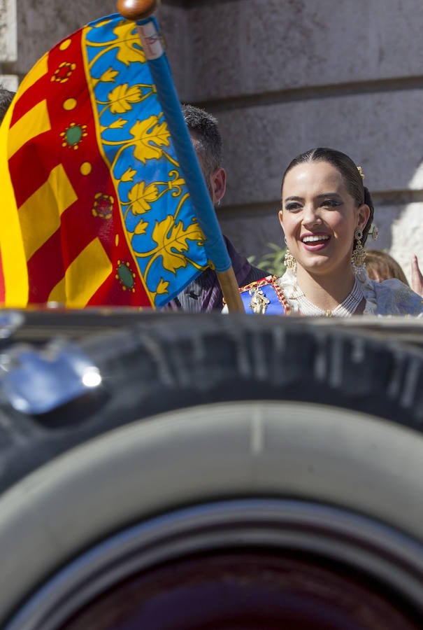 Valencia ha acogido este viernes la tradicional Ronda Fallera Cotxes de l'Antigor, la concentración de coches antiguos e históricos que recorre la ciudad al inicio de las fiestas falleras. La concentración de coches ha tenido lugar en la Plaza del Ayuntamiento, desde donde han iniciado un recorrido por las calles del centro de la ciudad. Las falleras mayores de Valencia, Sara Larrazábal y Marina Civera, y sus cortes de honor, junro con el concejal Pere Fuset, han acudido a la concentración.