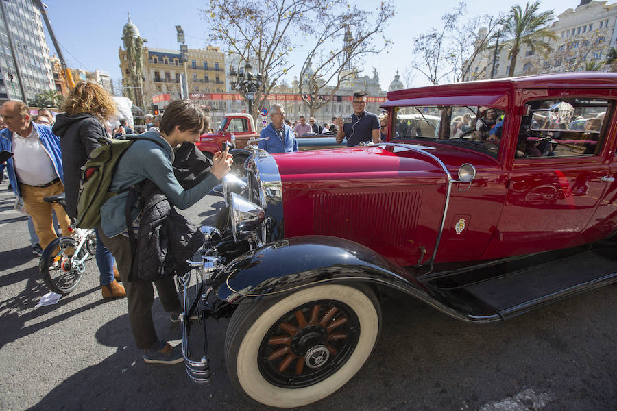 Valencia ha acogido este viernes la tradicional Ronda Fallera Cotxes de l'Antigor, la concentración de coches antiguos e históricos que recorre la ciudad al inicio de las fiestas falleras. La concentración de coches ha tenido lugar en la Plaza del Ayuntamiento, desde donde han iniciado un recorrido por las calles del centro de la ciudad. Las falleras mayores de Valencia, Sara Larrazábal y Marina Civera, y sus cortes de honor, junro con el concejal Pere Fuset, han acudido a la concentración.