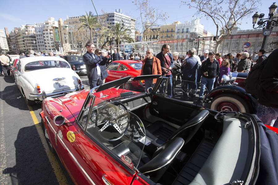 Valencia ha acogido este viernes la tradicional Ronda Fallera Cotxes de l'Antigor, la concentración de coches antiguos e históricos que recorre la ciudad al inicio de las fiestas falleras. La concentración de coches ha tenido lugar en la Plaza del Ayuntamiento, desde donde han iniciado un recorrido por las calles del centro de la ciudad. Las falleras mayores de Valencia, Sara Larrazábal y Marina Civera, y sus cortes de honor, junro con el concejal Pere Fuset, han acudido a la concentración.