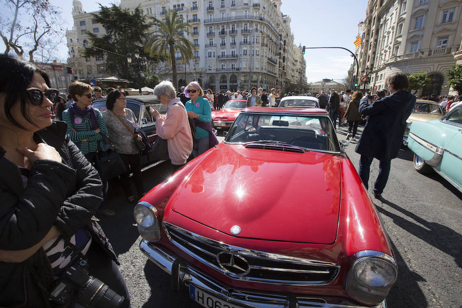 Valencia ha acogido este viernes la tradicional Ronda Fallera Cotxes de l'Antigor, la concentración de coches antiguos e históricos que recorre la ciudad al inicio de las fiestas falleras. La concentración de coches ha tenido lugar en la Plaza del Ayuntamiento, desde donde han iniciado un recorrido por las calles del centro de la ciudad. Las falleras mayores de Valencia, Sara Larrazábal y Marina Civera, y sus cortes de honor, junro con el concejal Pere Fuset, han acudido a la concentración.