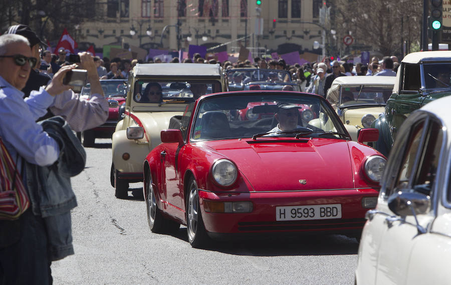 Valencia ha acogido este viernes la tradicional Ronda Fallera Cotxes de l'Antigor, la concentración de coches antiguos e históricos que recorre la ciudad al inicio de las fiestas falleras. La concentración de coches ha tenido lugar en la Plaza del Ayuntamiento, desde donde han iniciado un recorrido por las calles del centro de la ciudad. Las falleras mayores de Valencia, Sara Larrazábal y Marina Civera, y sus cortes de honor, junro con el concejal Pere Fuset, han acudido a la concentración.