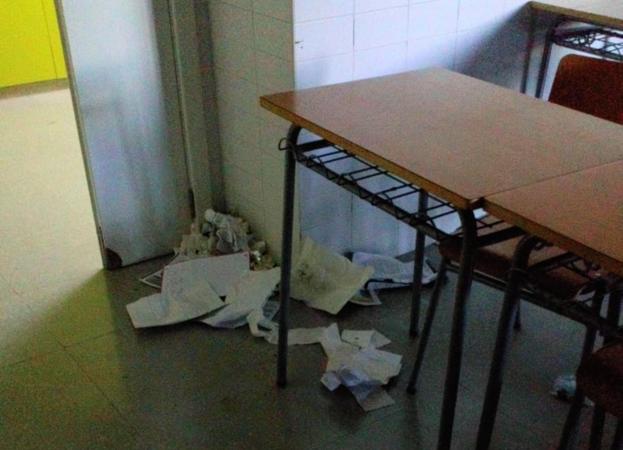 Basura acumulada en una clase como consecuencia de la huelga de limpieza. 