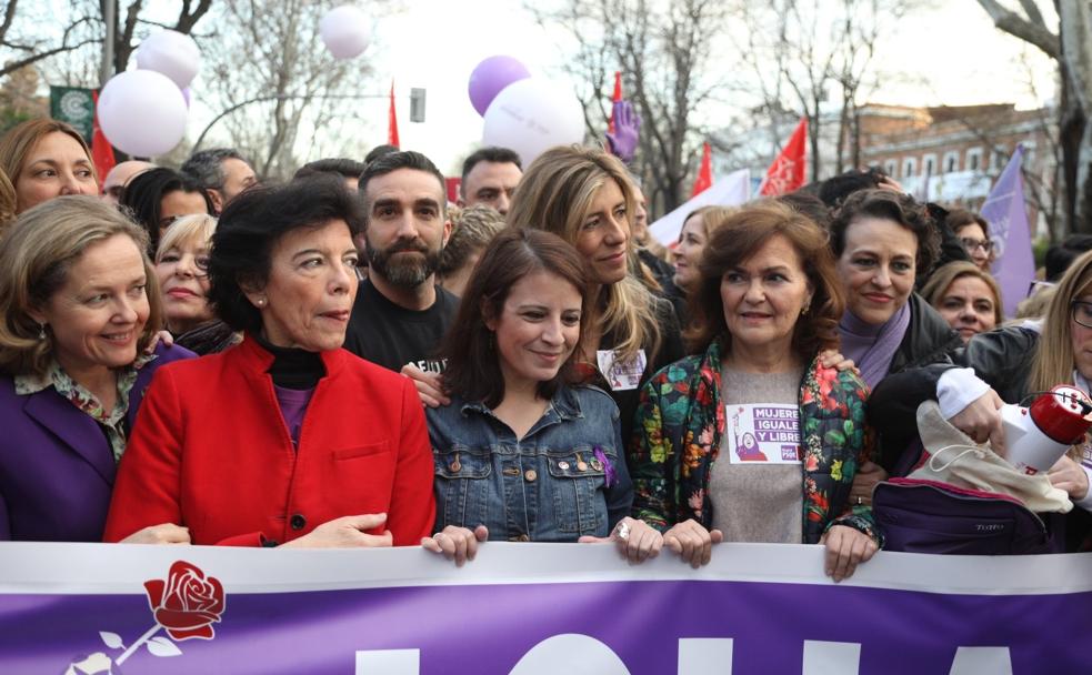 En primera fila, las ministras Nadia Calviño e Isabel Celaá; la vicesecretaria general del PSOE, Adriana Lastra y la vicepresidenta Carmen Calvo; en segunda fila, Begoña Gómez (centro), mujer del presidente del Gobierno y la ministra Magdalena Valerio (dcha).