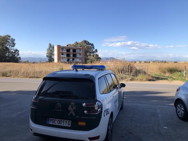 Un vehículo de la Guardia Civil, ayer, cerca del edificio. 