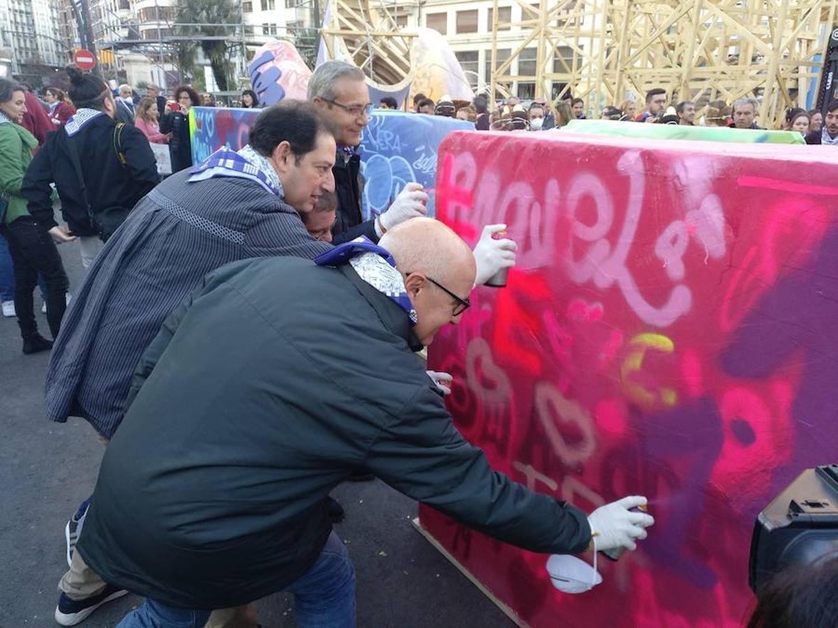 Los artistas urbanos Pichiavo, responsables del diseño de la falla de este año, y los artistas falleros que la han creado, Latorre y Sanz, participan este sábado en una pintada colectiva del monumento de la Plaza del Ayuntamiento. 