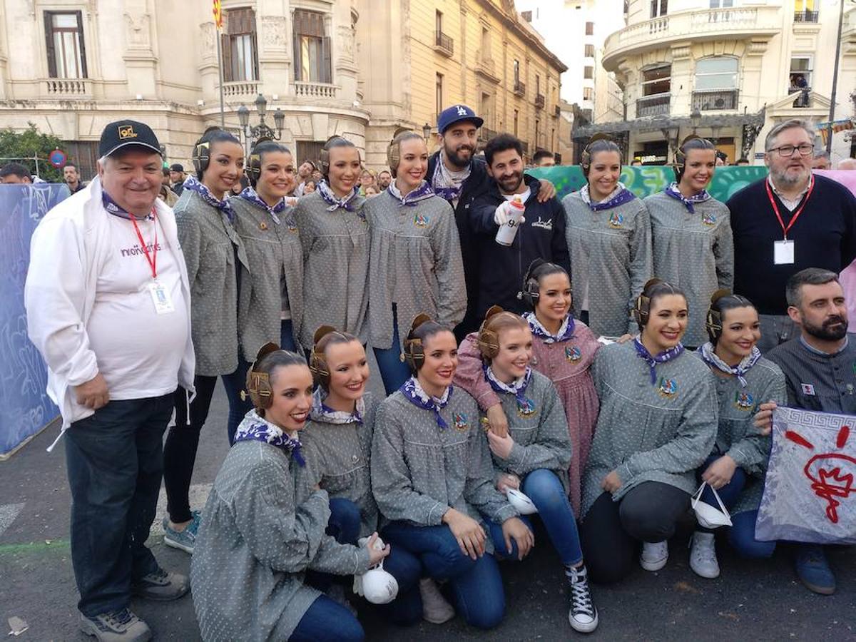 Los artistas urbanos Pichiavo, responsables del diseño de la falla de este año, y los artistas falleros que la han creado, Latorre y Sanz, participan este sábado en una pintada colectiva del monumento de la Plaza del Ayuntamiento. 