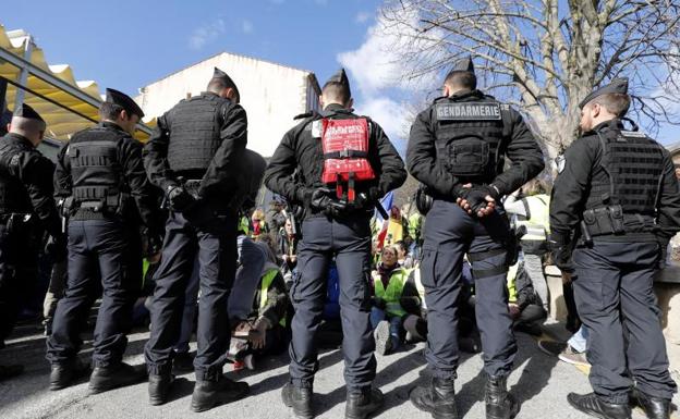 Policías franceses bloquean el paso de una protesta de los chalecos amarillos. 