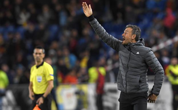 Luis Enrique, durante un amistoso entre España y Bosnia en Gran Canaria.