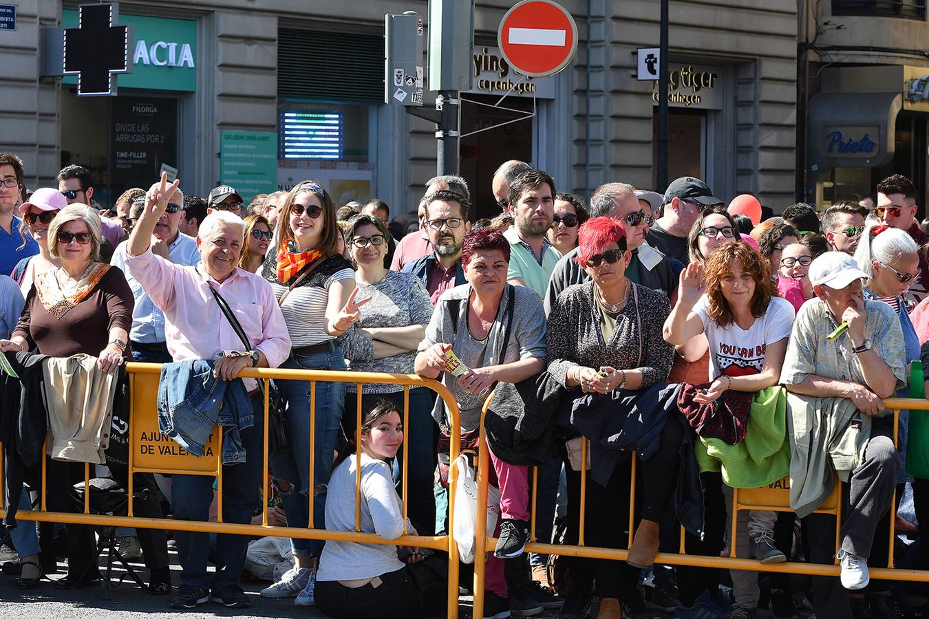 Numeroso público en la plaza del Ayuntamiento de Valencia, por la mascletà. Búscate en el disparo de Fallas del 9 de marzo de 2019.