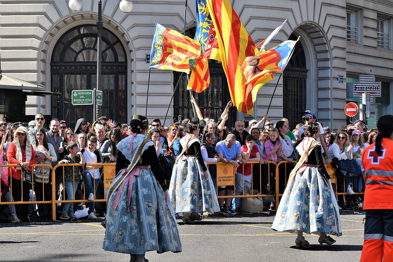 Numeroso público en la plaza del Ayuntamiento de Valencia, por la mascletà. Búscate en el disparo de Fallas del 9 de marzo de 2019.