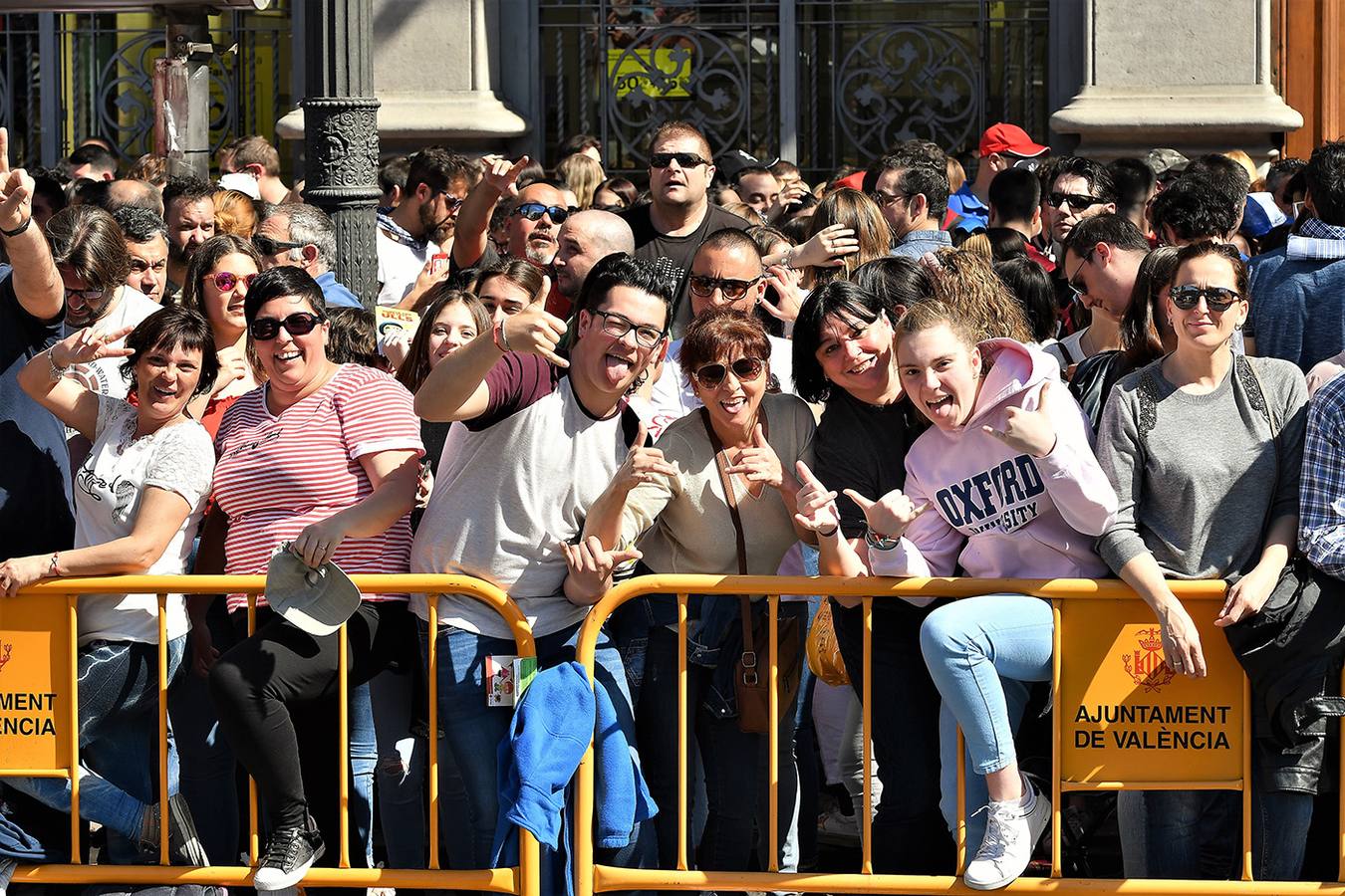 Numeroso público en la plaza del Ayuntamiento de Valencia, por la mascletà. Búscate en el disparo de Fallas del 9 de marzo de 2019.