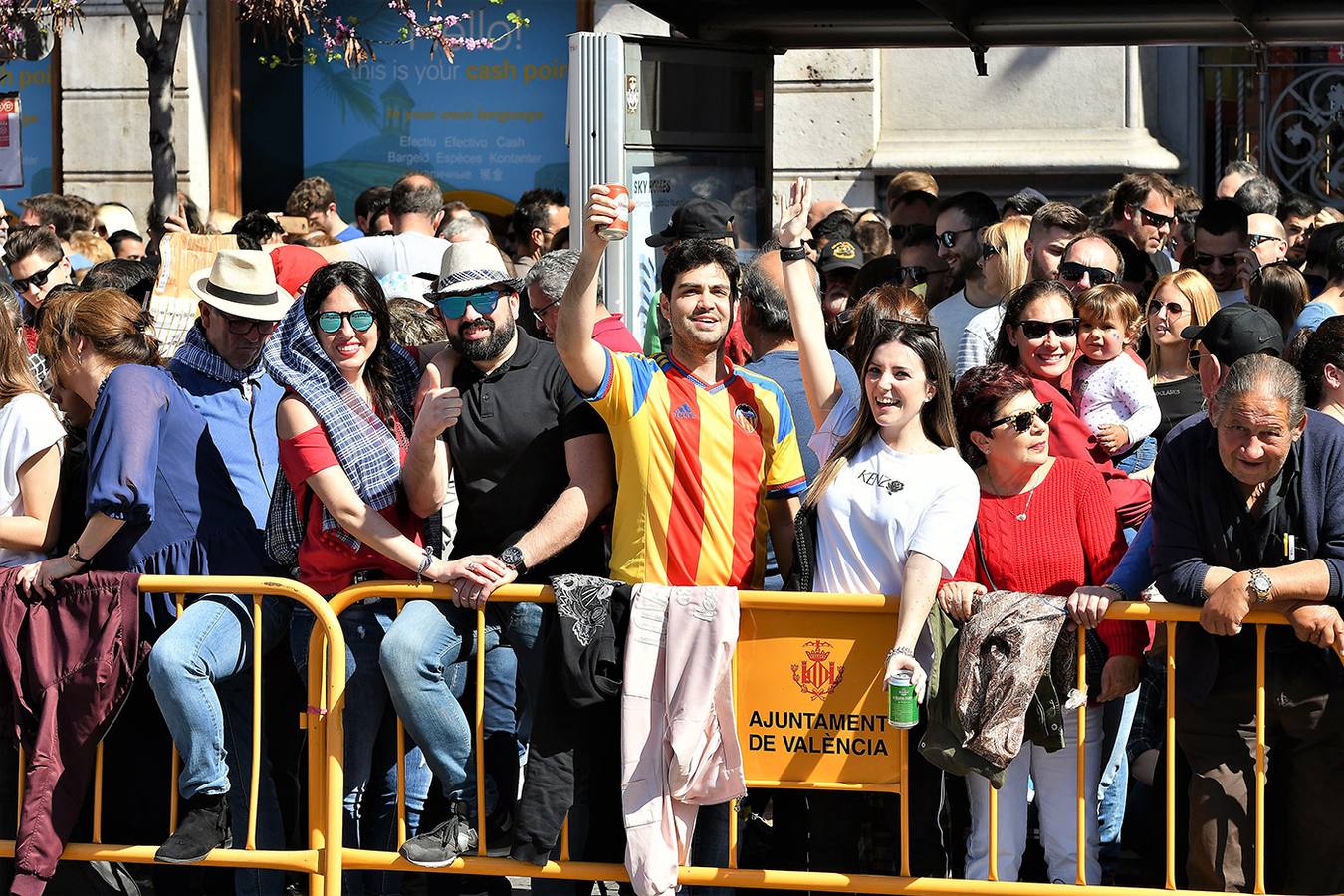 Numeroso público en la plaza del Ayuntamiento de Valencia, por la mascletà. Búscate en el disparo de Fallas del 9 de marzo de 2019.