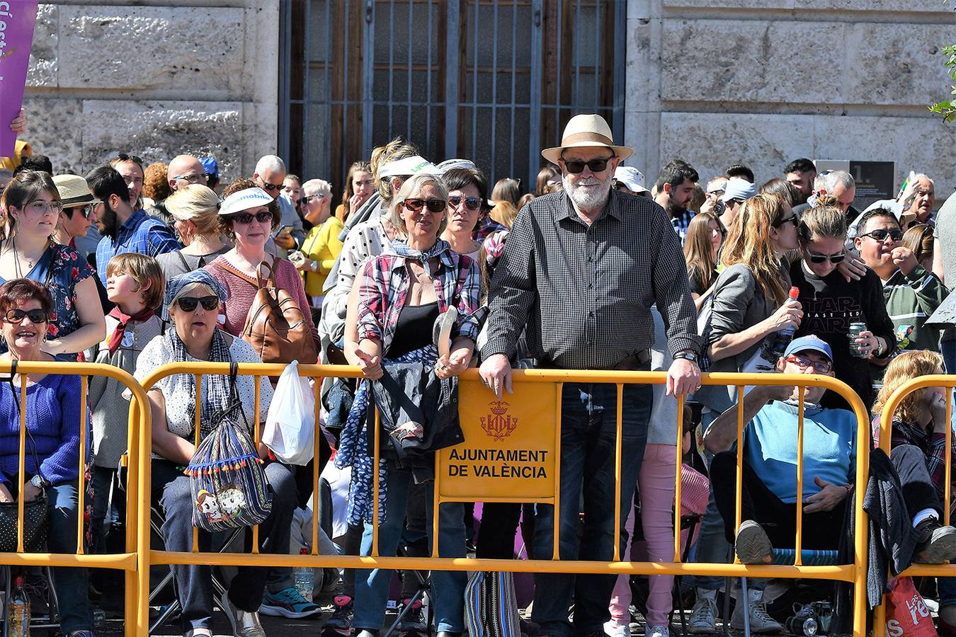 Numeroso público en la plaza del Ayuntamiento de Valencia, por la mascletà. Búscate en el disparo de Fallas del 9 de marzo de 2019.