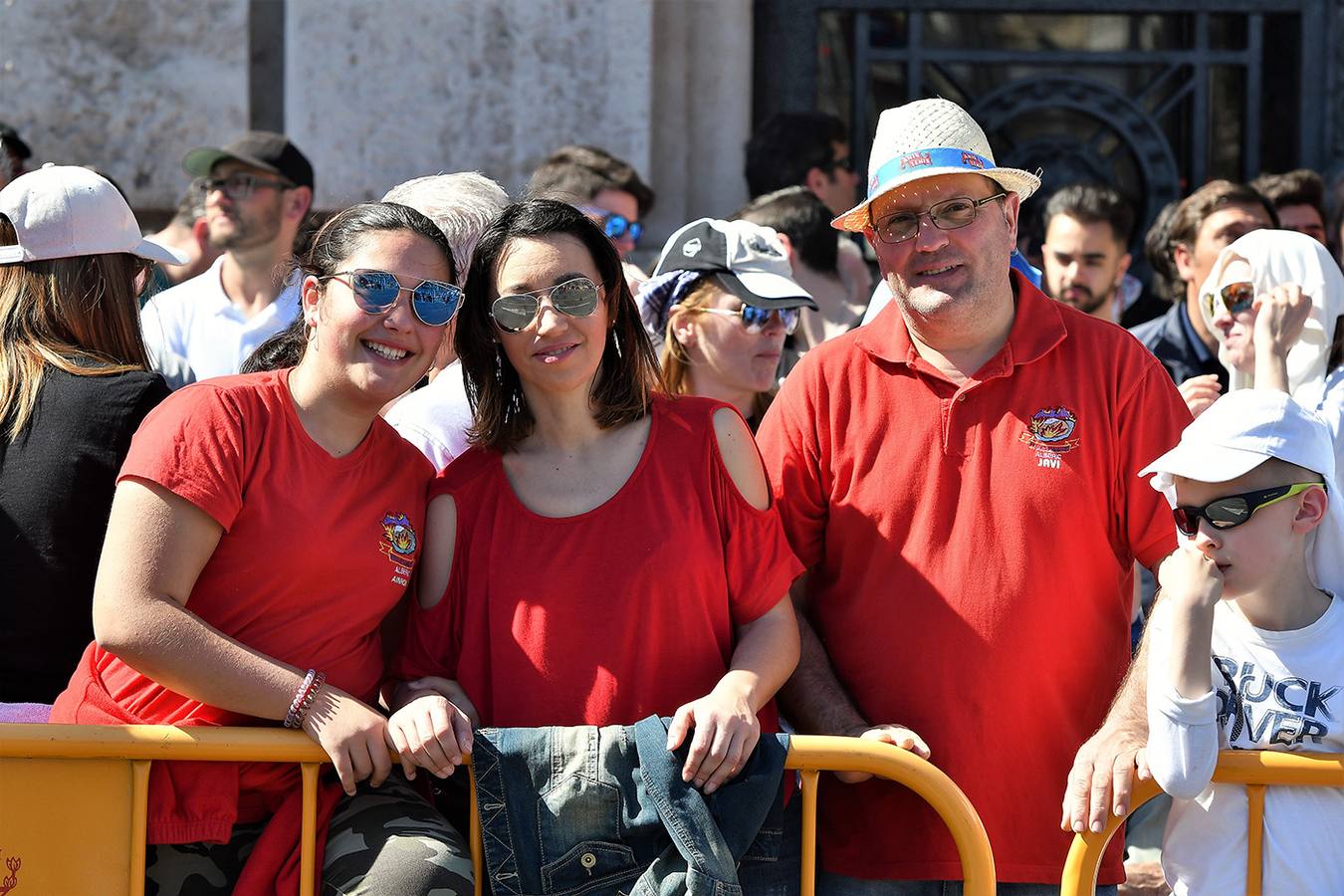 Numeroso público en la plaza del Ayuntamiento de Valencia, por la mascletà. Búscate en el disparo de Fallas del 9 de marzo de 2019.