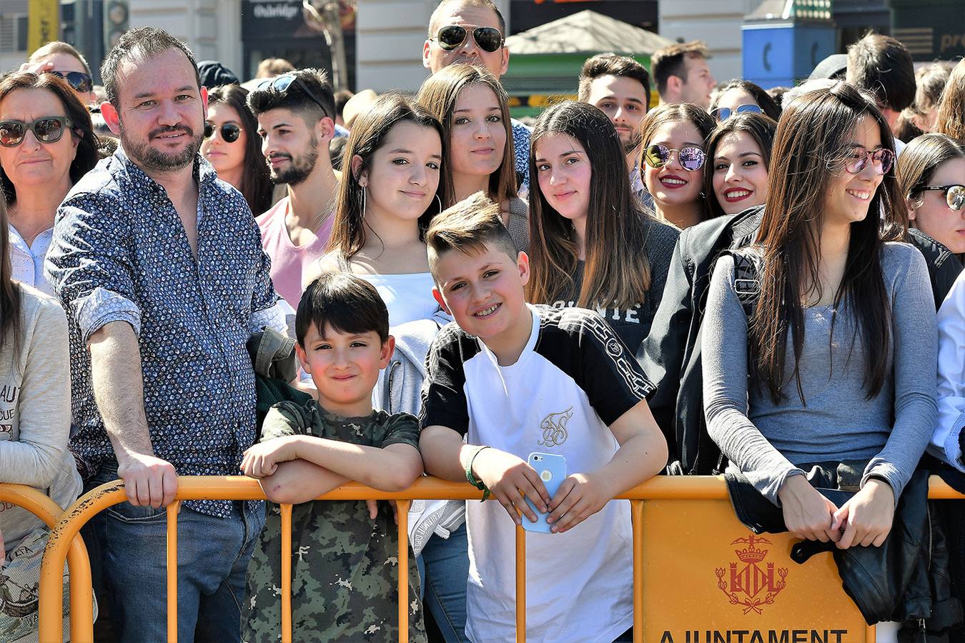 Numeroso público en la plaza del Ayuntamiento de Valencia, por la mascletà. Búscate en el disparo de Fallas del 9 de marzo de 2019.