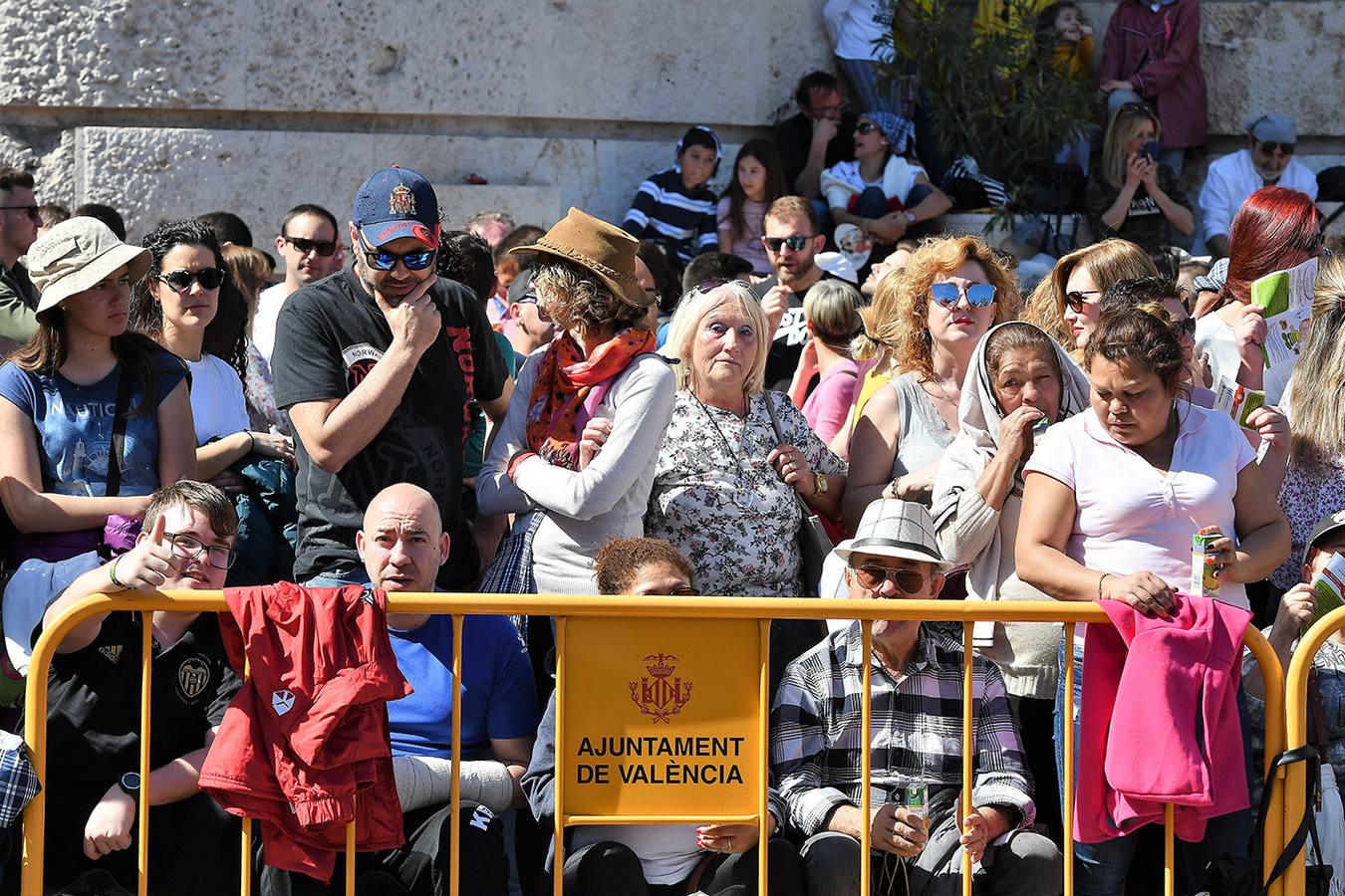 Numeroso público en la plaza del Ayuntamiento de Valencia, por la mascletà. Búscate en el disparo de Fallas del 9 de marzo de 2019.