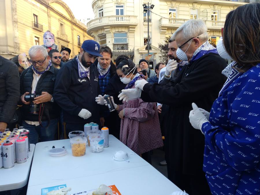 Los artistas urbanos Pichiavo, responsables del diseño de la falla de este año, y los artistas falleros que la han creado, Latorre y Sanz, participan este sábado en una pintada colectiva del monumento de la Plaza del Ayuntamiento. 