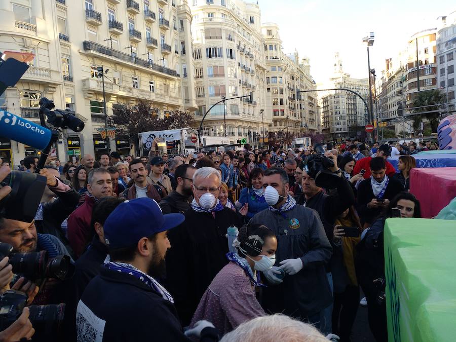 Los artistas urbanos Pichiavo, responsables del diseño de la falla de este año, y los artistas falleros que la han creado, Latorre y Sanz, participan este sábado en una pintada colectiva del monumento de la Plaza del Ayuntamiento. 