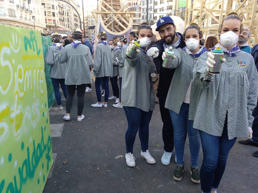 Los artistas urbanos Pichiavo, responsables del diseño de la falla de este año, y los artistas falleros que la han creado, Latorre y Sanz, participan este sábado en una pintada colectiva del monumento de la Plaza del Ayuntamiento. 