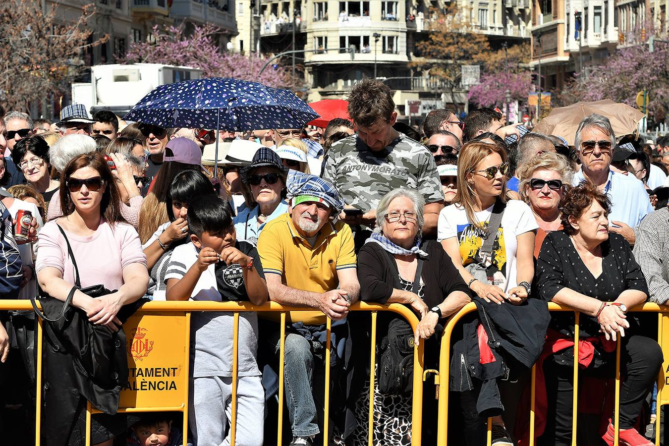 Búscate entre los asistentes a la mascletà del domingo 10 de marzo de 2019: público en la plaza del Ayuntamiento de Valencia.