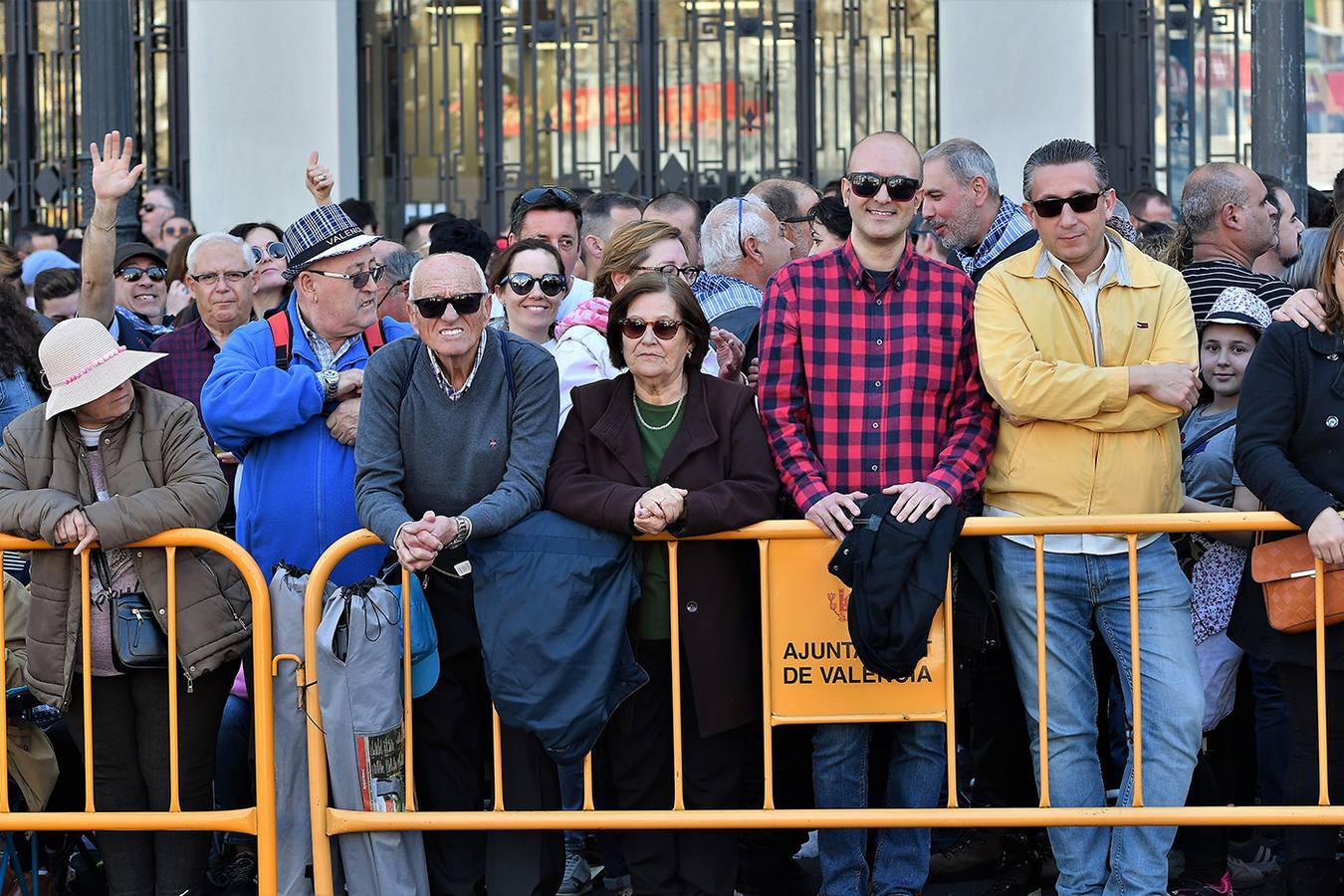 Búscate entre los asistentes a la mascletà del domingo 10 de marzo de 2019: público en la plaza del Ayuntamiento de Valencia.