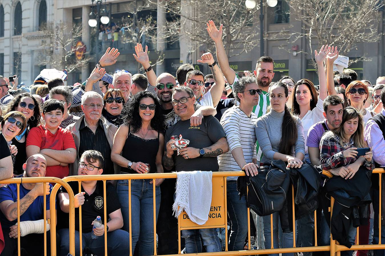 Búscate entre los asistentes a la mascletà del domingo 10 de marzo de 2019: público en la plaza del Ayuntamiento de Valencia.