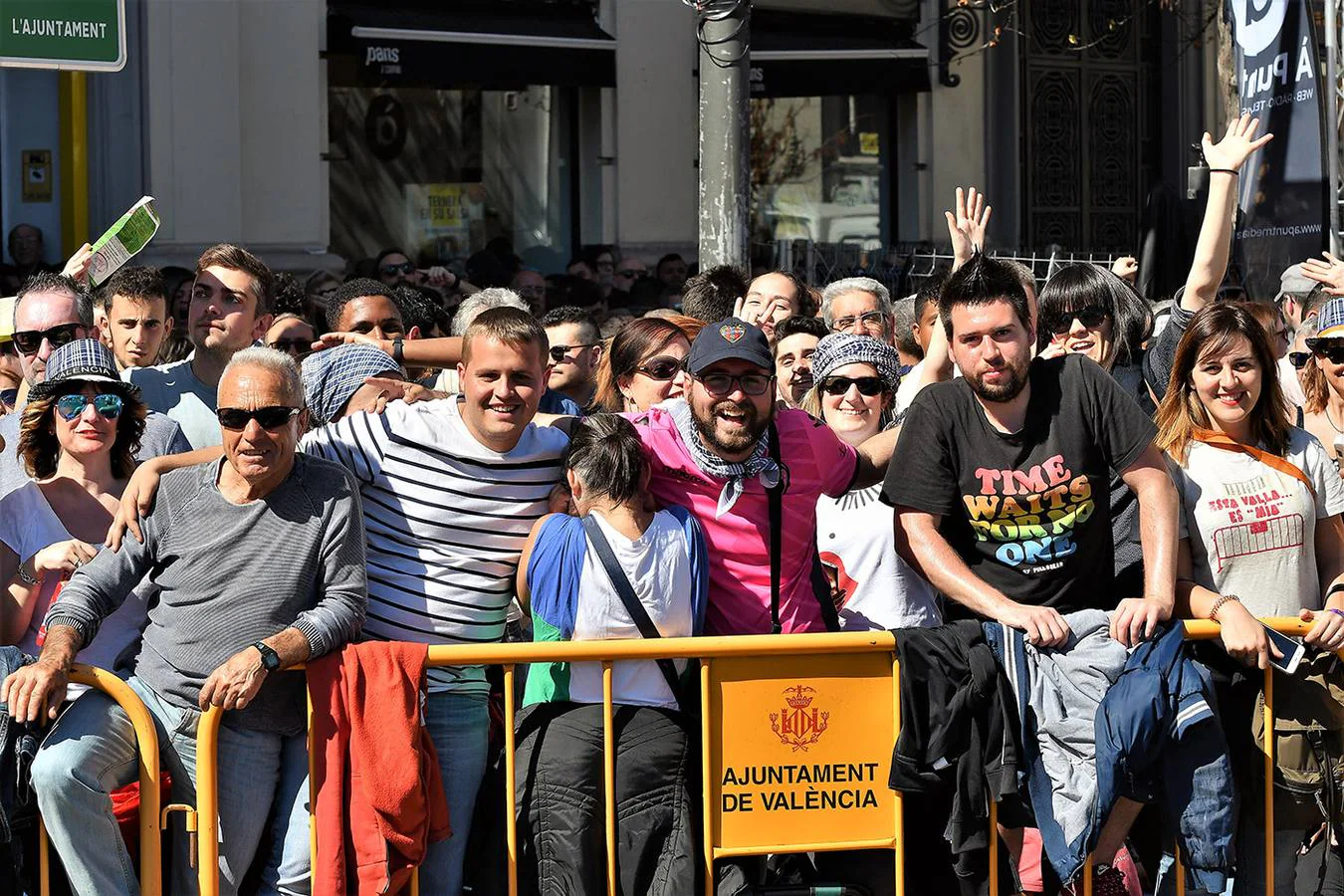 Búscate entre los asistentes a la mascletà del domingo 10 de marzo de 2019: público en la plaza del Ayuntamiento de Valencia.