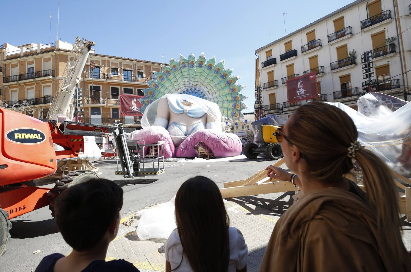 Comienza el montaje de las fallas de la sección Especial de las Fallas 2019.