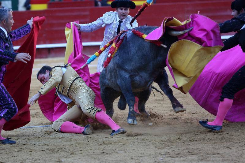 El segundo toro de la tarde de la  primera corrida de la Feria de Fallas de Valencia , llamado el Enterado, abrió el frasco de las emociones fuertes y en un plis plas atrapó de mala manera a Octavio Chacón y le hirió en la bolsa testicular, zona de tan mala prensa en la actualidad como imprescindible para bregar con los toros y hasta con la vida. Aguantó en el ruedo estoico y entero hasta rematar de un estoconazo digno del cincel de Benlliure. Logró un oreja y ovación con saludos en la primera corrida de la Feria de Fallas en Valencia.