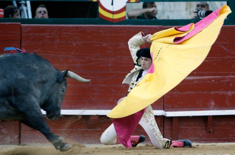 El segundo toro de la tarde de la  primera corrida de la Feria de Fallas de Valencia , llamado el Enterado, abrió el frasco de las emociones fuertes y en un plis plas atrapó de mala manera a Octavio Chacón y le hirió en la bolsa testicular, zona de tan mala prensa en la actualidad como imprescindible para bregar con los toros y hasta con la vida. Aguantó en el ruedo estoico y entero hasta rematar de un estoconazo digno del cincel de Benlliure. Logró un oreja y ovación con saludos en la primera corrida de la Feria de Fallas en Valencia.