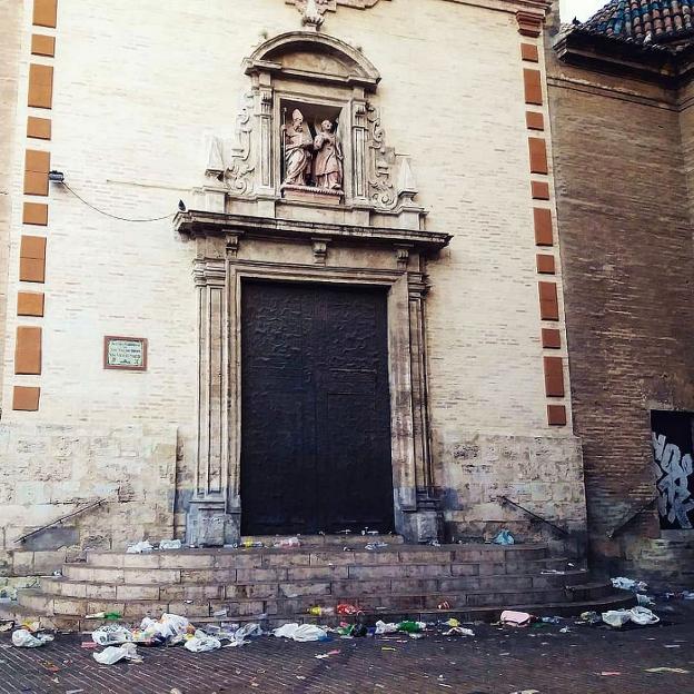 Restos de botellón en la puerta de acceso al templo de San Valero de Ruzafa. 