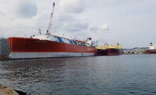 El 'Adriano' en el muelle del astillero Hyundai, en Ulsan. 