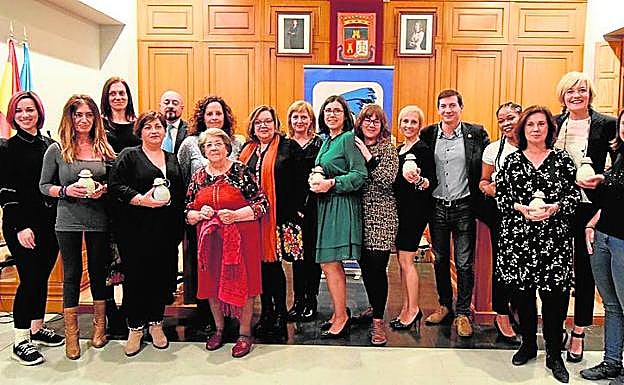 El alcalde y la concejala con las premiadas. 