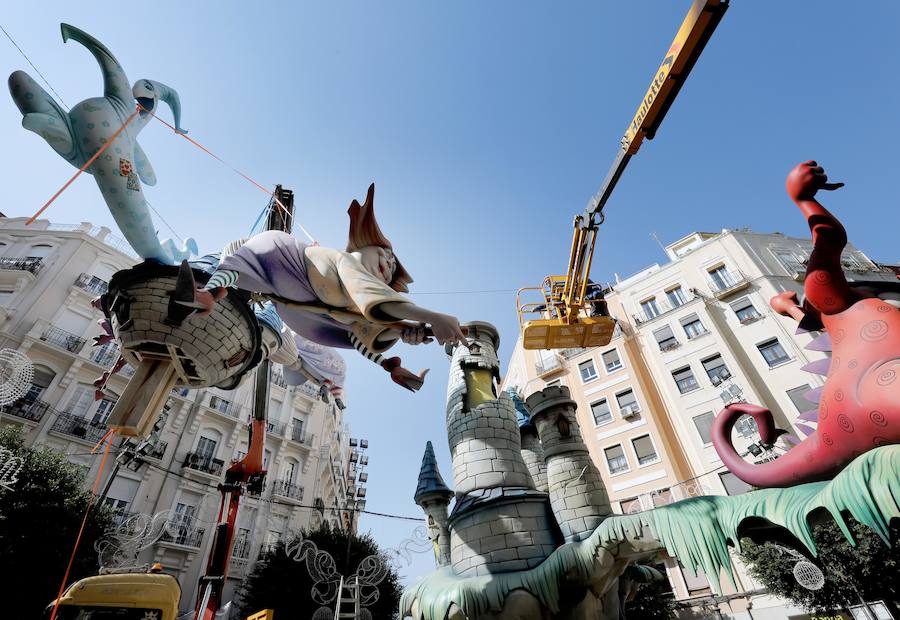 Comienza el montaje de las fallas de la sección Especial de las Fallas 2019.