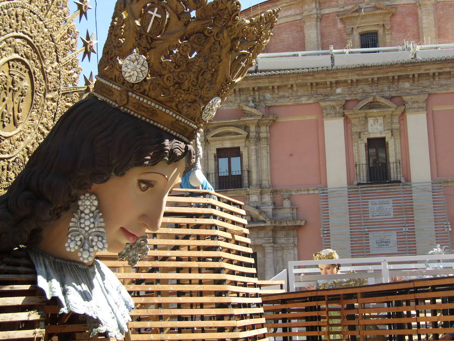 Los operarios inician la plantà del catafalco en el que se depositarán decenas de miles de ramos de flores que entregarán los falleros en los desfiles de los días 17 y 18 de marzo.