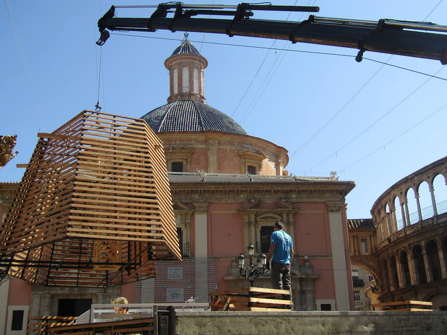 Los operarios inician la plantà del catafalco en el que se depositarán decenas de miles de ramos de flores que entregarán los falleros en los desfiles de los días 17 y 18 de marzo.