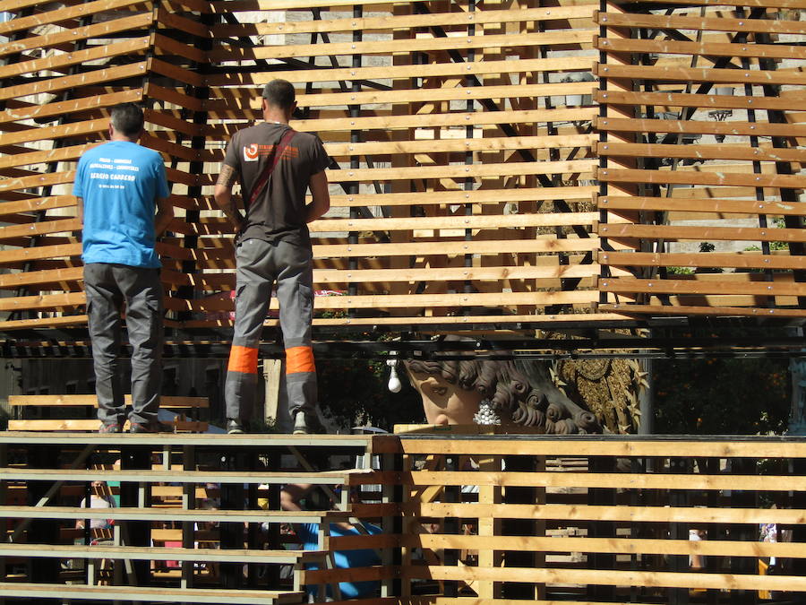 Los operarios inician la plantà del catafalco en el que se depositarán decenas de miles de ramos de flores que entregarán los falleros en los desfiles de los días 17 y 18 de marzo.