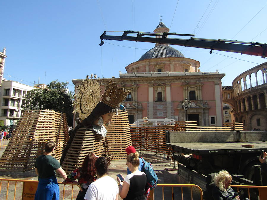 Los operarios inician la plantà del catafalco en el que se depositarán decenas de miles de ramos de flores que entregarán los falleros en los desfiles de los días 17 y 18 de marzo.