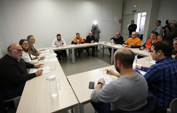 La consellera Cebrián, con miembros de su departamento (Mulero y Roger Llanes), en una reunión anterior con el sector citrícola. 