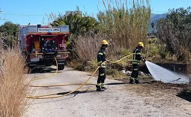 Los bomberos apagan un fuego en un coche en Pedreguer