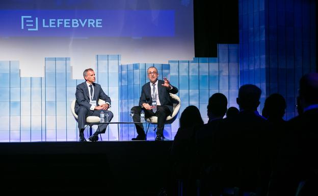 Javier Gómez (derecha), director general corporativo de LaLiga. 