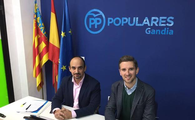 Óscar Gamazo (izquierda) y Víctor Soler (derecha) en la sede del PP de Gandia. 