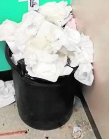 Imagen secundaria 2 - Críticas por la falta de servicios mínimos en los institutos