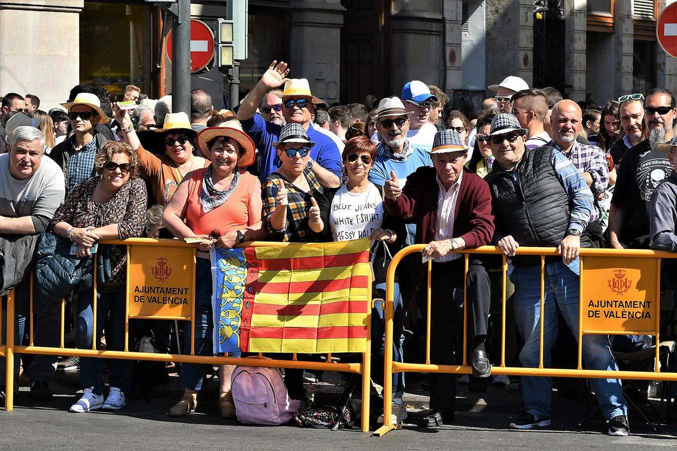 Búscate en la mascletà de hoy, 12 de marzo: público en la plaza del Ayuntamiento por el disparo pirotécnico de las Fallas 2019.