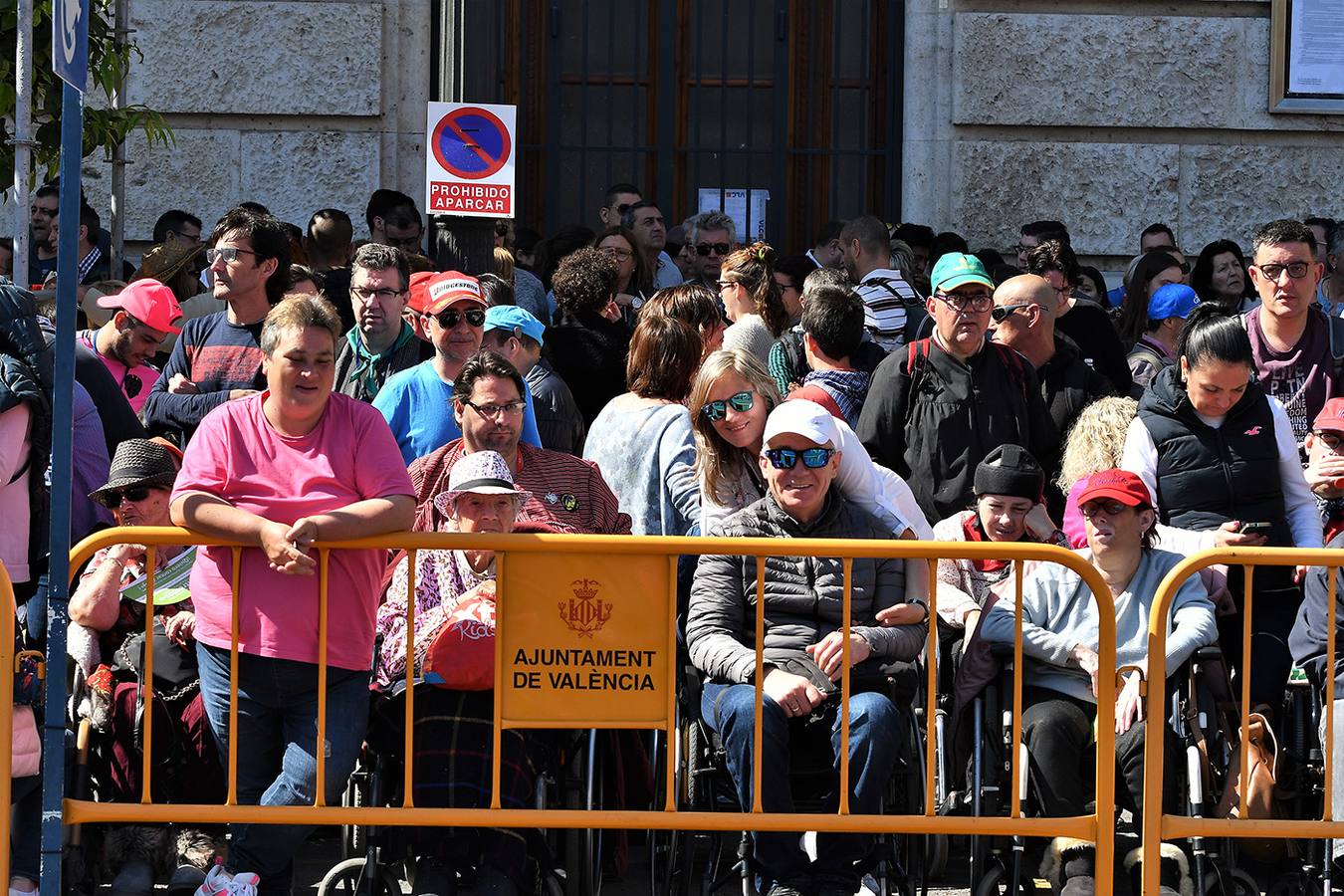 Búscate en la mascletà de hoy, 12 de marzo: público en la plaza del Ayuntamiento por el disparo pirotécnico de las Fallas 2019.