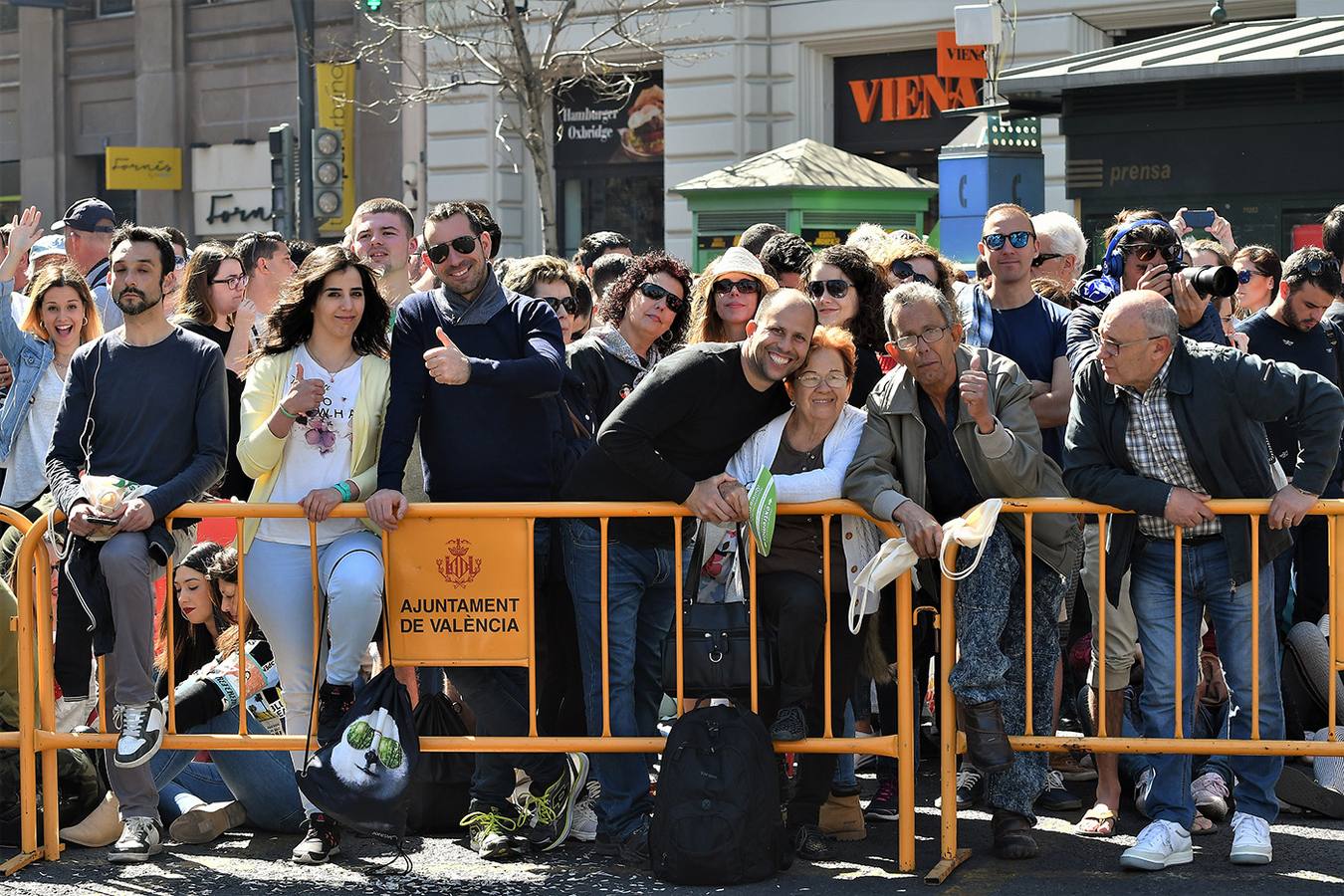 Búscate en la mascletà de hoy, 12 de marzo: público en la plaza del Ayuntamiento por el disparo pirotécnico de las Fallas 2019.