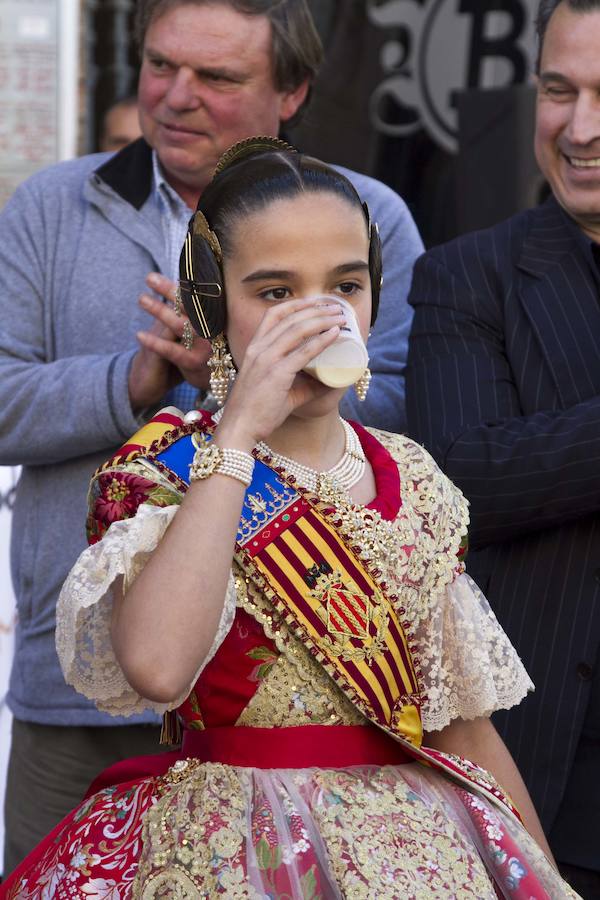 X edición de la Horchatada Fallera que se ha celebrado hoy durante las horas previas a la mascletá.