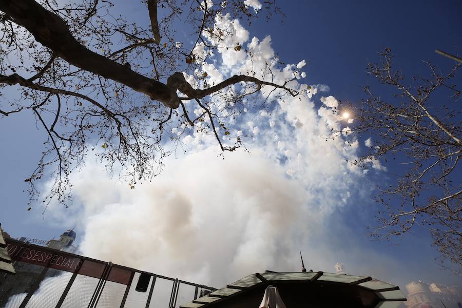 Fotos: Fallas 2019: Mascletà del 12 de marzo. Pirotecnia Hermanos Ferrández